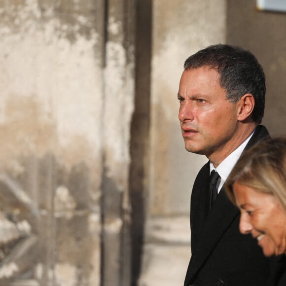 Marc-Olivier Fogiel, Alexandre Bompard et Claire Chazal - Arrivées aux obsèques d'Etienne Mougeotte en l'église Saint-François-Xavier à Paris. Le 13 octobre 2021. © Jacovides-Clovis / Bestimage