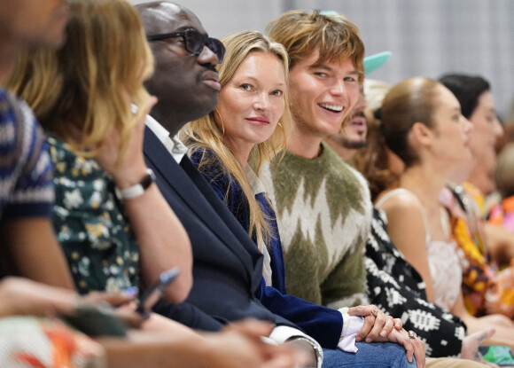 Kate Moss soutient sa fille Lila Grace au défilé Richard Quinn au Londoner à Londres. Le 21 septembre 2021.