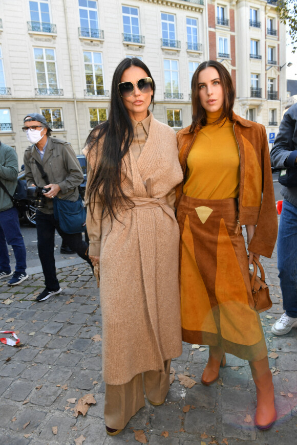 Demi Moore et sa fille Scout LaRue Willis - Défilé de mode Chloé lors de la la Fashion Week printemps-été 2022 de Paris. Le 30 septembre 2021. © Veeren/Bestimage