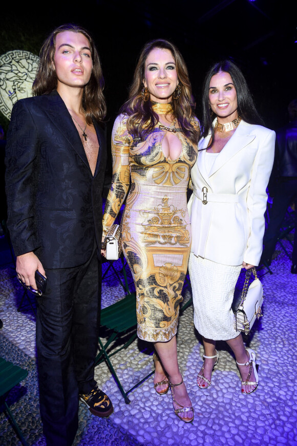 Elizabeth Hurley (Liz), son fils Damian Hurley et Demi Moore au défilé "Versace" lors de la Fashion Week de Milan. Le 26 septembre 2021