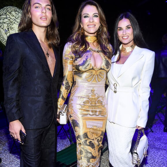 Elizabeth Hurley (Liz), son fils Damian Hurley et Demi Moore au défilé "Versace" lors de la Fashion Week de Milan. Le 26 septembre 2021