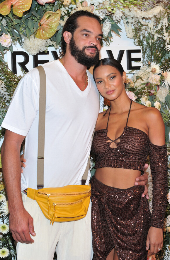 Joakim Noah et Lais Ribeiro assistent à la soirée d'ouverture de la Revolve Gallery, lors de la Fashion Week de New York.