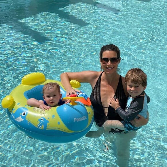 Maya Vander et ses enfants dans la piscine.
