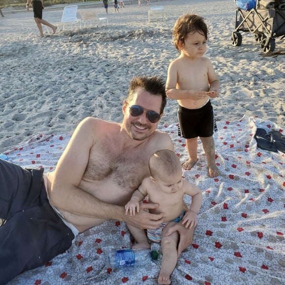 Dave, le discret mari de Maya Vander, et leurs enfants à la plage.