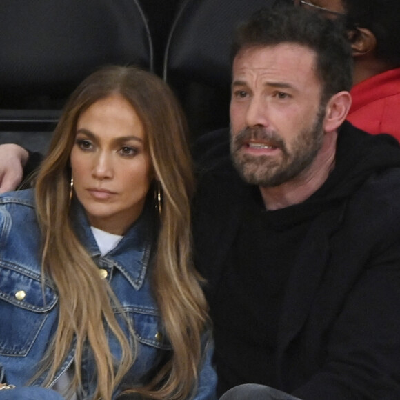 Jennifer Lopez et son compagnon Ben Affleck assistent au match NBA des Lakers de Los Angeles contre les Celtics de Boston au Staples Center de Los Angeles, Californie. 