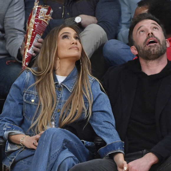 Jennifer Lopez et son compagnon Ben Affleck assistent au match NBA des Lakers de Los Angeles contre les Celtics de Boston au Staples Center de Los Angeles, Californie, Etats-Unis, le 7 décembre 2021.