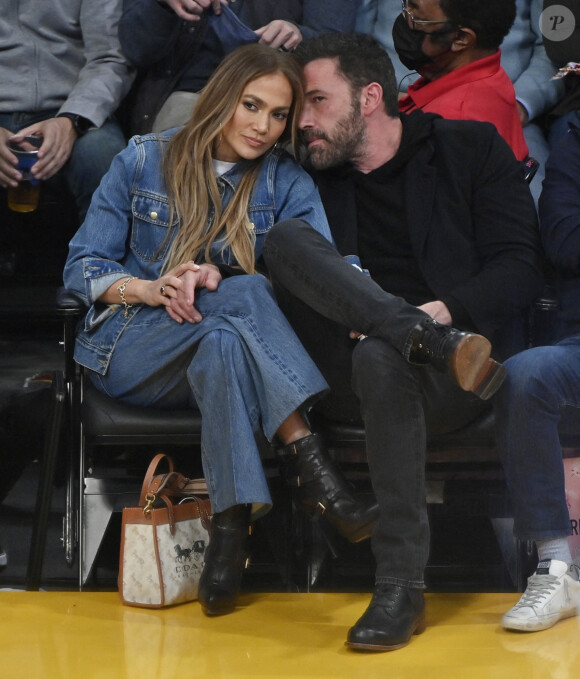 Jennifer Lopez et son compagnon Ben Affleck assistent au match NBA des Lakers de Los Angeles contre les Celtics de Boston au Staples Center de Los Angeles, Californie, Etats-Unis, le 7 décembre 2021.