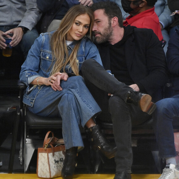 Jennifer Lopez et son compagnon Ben Affleck assistent au match NBA des Lakers de Los Angeles contre les Celtics de Boston au Staples Center de Los Angeles, Californie, Etats-Unis, le 7 décembre 2021.