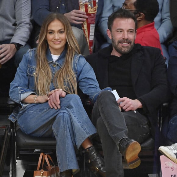 Jennifer Lopez et son compagnon Ben Affleck assistent au match NBA des Lakers de Los Angeles contre les Celtics de Boston au Staples Center de Los Angeles, Californie, Etats-Unis, le 7 décembre 2021.