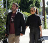 Ben Affleck et sa compagne Jennifer Lopez, main dans la main, arrivent dans un studio d'enregistrement à Los Angeles, le 27 novembre 2021. 
