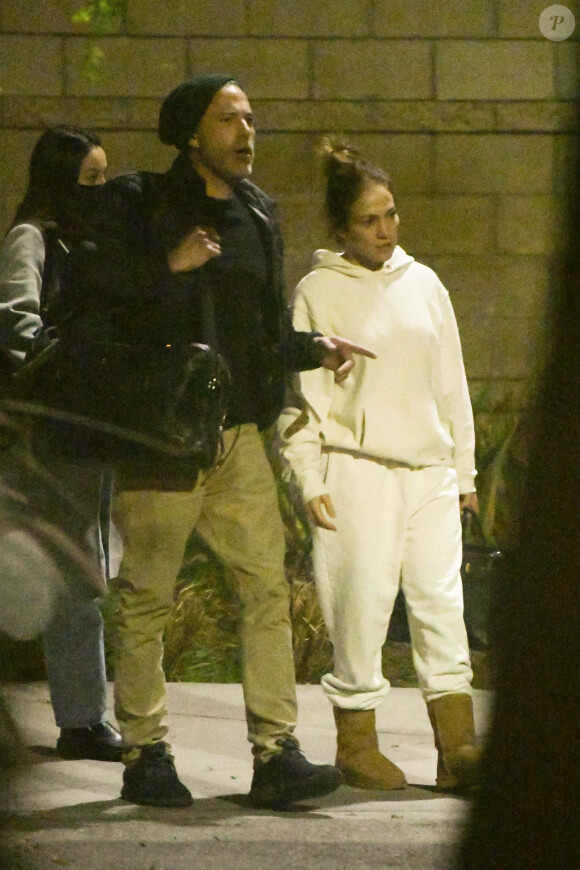 Ben Affleck et sa compagne Jennifer Lopez descendent d'un jet privé sur le tarmac de l'aéroport de Los Angeles (LAX), le 19 novembre 2021. 