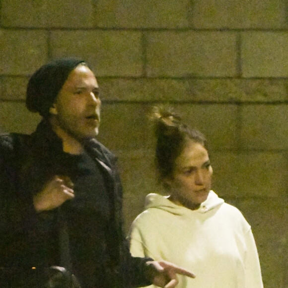 Ben Affleck et sa compagne Jennifer Lopez descendent d'un jet privé sur le tarmac de l'aéroport de Los Angeles (LAX), le 19 novembre 2021. 