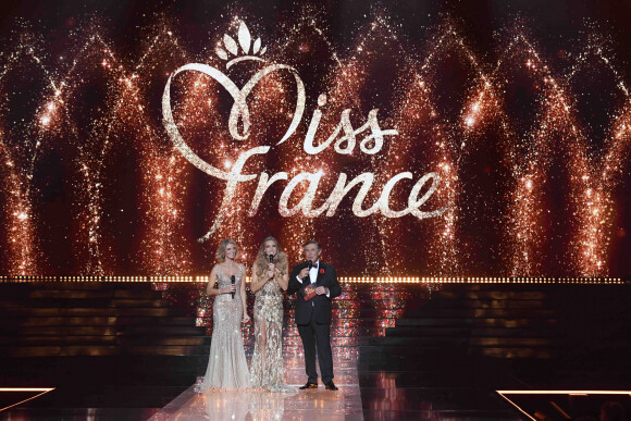 Sylvie Tellier, Amandine Petit et Jean-Pierre Foucault - Election Miss France 2022 sur TF1, le 11 décembre 2021.