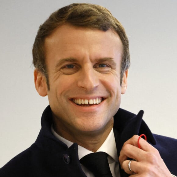 Emmanuel Macron rencontre des salariés de la compagnie de construction Eiffage sur le site du chantier de l'autoroute A79 à Moulins. Le 8 décembre 2021. © Ludovic Marin / Pool / Bestimage