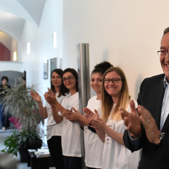 Jean-Pierre Pernaut en plein tournage de l'émission "Votre plus beau marché de France" à Montbrison le 14 juin 2019. © Frédéric Chambert / Panoramic / Bestimage