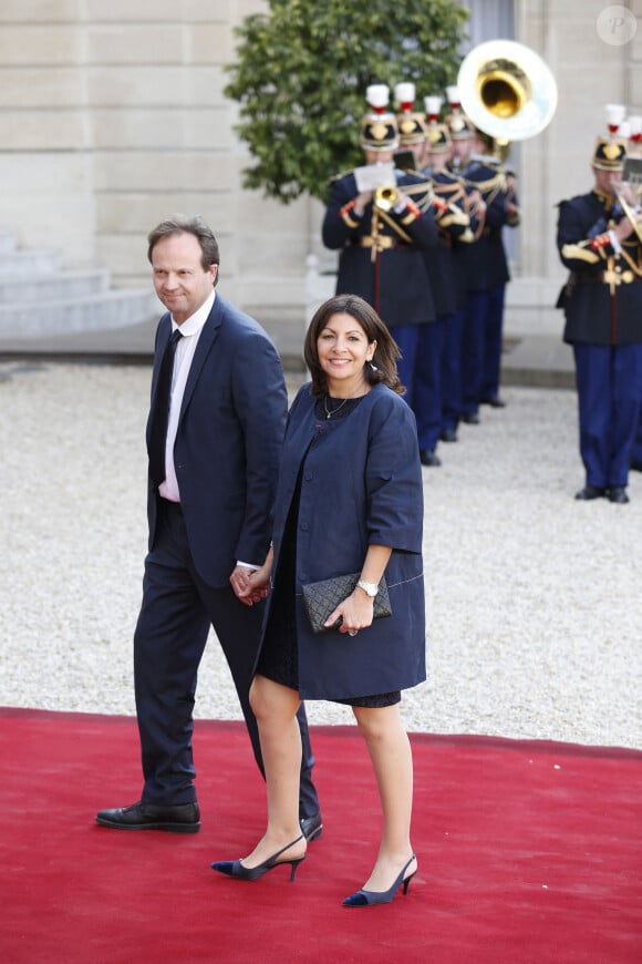 Anne Hidalgo et son mari, Jean-Marc Germain - Le roi Felipe VI et la reine Letizia d'Espagne, reçus par François Hollande, président de la République française, pour un dîner d' Etat au Palais de l'Elysée à Paris le 2 juin 2015.
