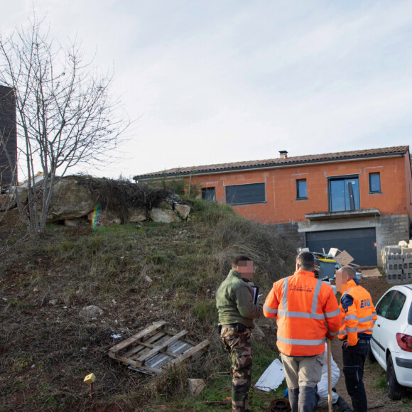 La maison en construction de Delphine Jubillar (Aussaguel) , disparue sans laisser de traces depuis le 16 décembre 2020 à Cagnac les Mines dans le Tarn. Un gendarme et une équipe du service des eaux ont mené des investigations pour chercher des traces dans le réseau raccordé à la maison. Le 7 janvier 2021  © Frédéric Maligne / Bestimage