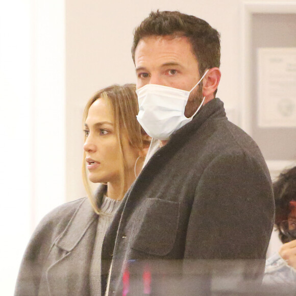 Ben Affleck et sa compagne Jennifer Lopez à Westwood, Los Angeles, le 11 décembre 2021.