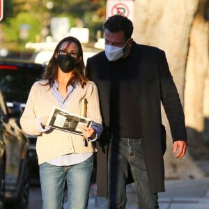 Ben Affleck et Jennifer Garner se retrouvent pour assister à une réunion de parents d'élèves à l'école de leur enfant à Santa Monica, le 9 décembre 2021.