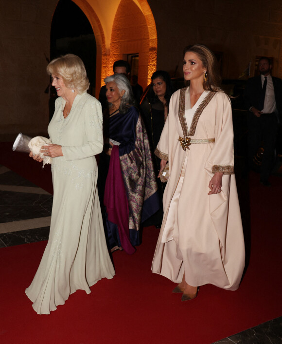 Camilla Parker Bowles, duchesse de Cornouailles, Le prince Charles, prince de Galles, le roi Abdallah II, la reine Rania de Jordanie assistent à un dîner au palais Al Husseiniya à Amman en Jordanie le 16 novembre 2021.