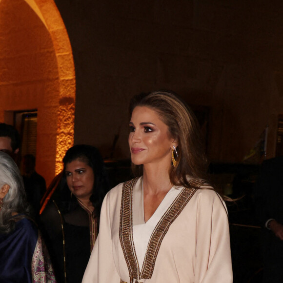 Camilla Parker Bowles, duchesse de Cornouailles, Le prince Charles, prince de Galles, le roi Abdallah II, la reine Rania de Jordanie assistent à un dîner au palais Al Husseiniya à Amman en Jordanie le 16 novembre 2021.