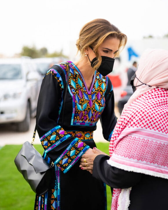 La reine Rania, visite de petits projets locaux dans le district d'Al-Sarhan à Mafraq, Jordanie le 2 novembre 2021.