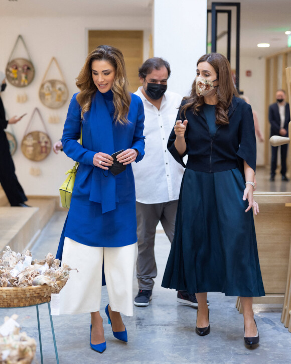 La reine Rania assiste à l'ouverture de l'exposition d'art et d'artisanat de la Jordan River Foundation à Amman, en Jordanie le 20 octobre 2021.
