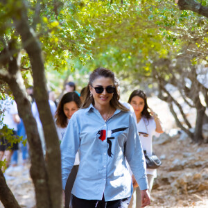 La reine Rania de Jordanie visite le village de Birgesh Village pendant une randonnée, le 13 septembre 2021.