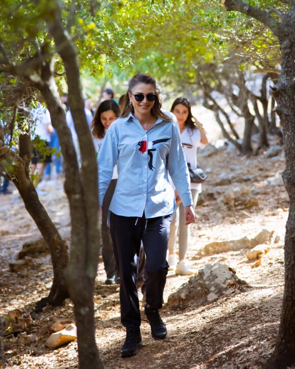 La reine Rania de Jordanie visite le village de Birgesh Village pendant une randonnée, le 13 septembre 2021.