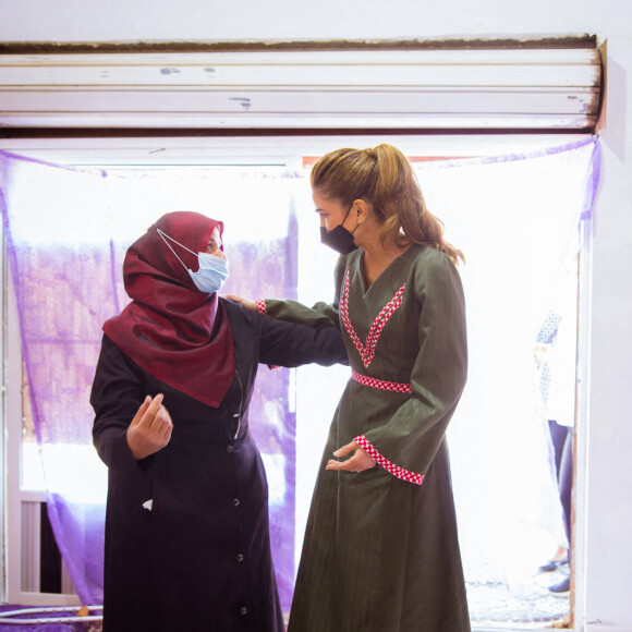 La reine Rania de Jordanie visite de petits porteurs de projets générateurs de revenus lors d'une visite à Shobak, le 28 juillet 2021.