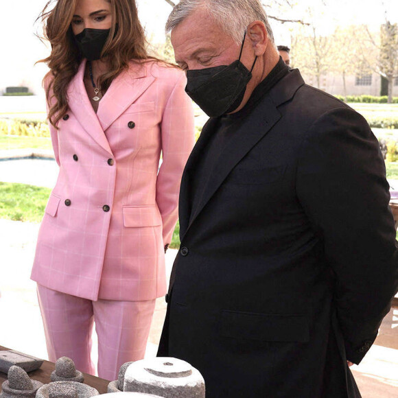 Le roi Abdallah de Jordanie et la Reine Rania visitent un marché de rue à Amman, le 30 mars 2021.