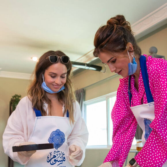 La reine Rania de Jordanie et sa fille la princesse Iman en visite au Bed & Breakfast Beit al Baraka et Beit Al Ward à Umm Qais en Jordanie. Le 6 juillet 2020