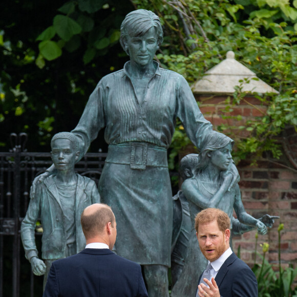 Le prince William, duc de Cambridge, et son frère Le prince Harry, duc de Sussex, se retrouvent à l'inauguration de la statue de leur mère, la princesse Diana dans les jardins de Kensington Palace à Londres, Royaume Uni, le 1er juillet 2021. Ce jour-là, la princesse Diana aurait fêté son 60 ème anniversaire. 