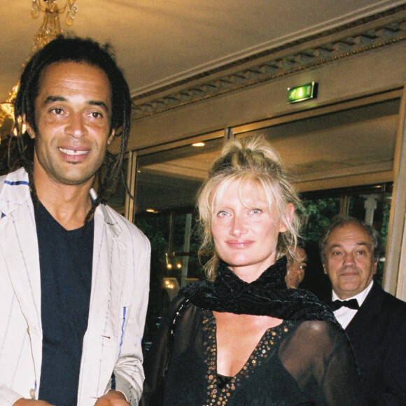 Yannick Noah et sa compagne Isabelle Camus (enceinte) à Roland Garros en 2004. 