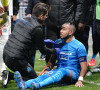 Dimitri Payet reçoit une bouteille lors de la rencontre Marseille / Lyon (OM - OL ) : le match est arrêté au Groupama Stadium le 21 novembre 2021. © Norbert Scanella / Panoramic / Bestimage