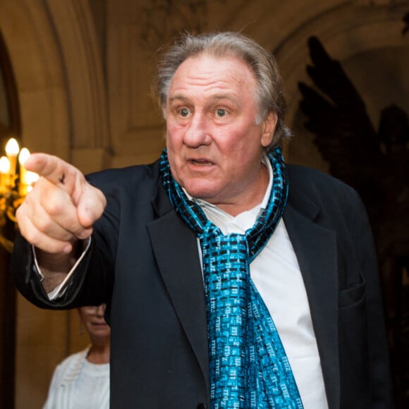 Gérard Depardieu est accusé de viols par une actrice. D'abord anonyme, la victime présumée de l'acteur révèle son identité.