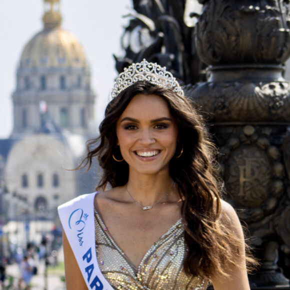 Shooting photo de Diane Leyre Miss Île-de-France 2021 et Miss Paris 2021, à Paris, France, le 21 juillet 2021. Robe Christophe Guillarmé en tulle nude encolure bateau rebrodée de lignes de sequins et cristaux multicolores, maquillage et coiffure Elysées Marbeuf. © Edward Tur via Bestimage