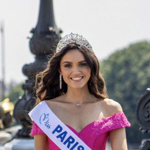 Shooting photo de Diane Leyre Miss Île-de-France 2021 et Miss Paris 2021, à Paris, France, le 21 juillet 2021. Robe longue Christophe Guillarmé en faille de soie fuchsia, appliquée de dentelle ton sur ton à l'encolure bateau et fente à la jambe, maquillage et coiffure Elysées Marbeuf. © Edward Tur via Bestimage