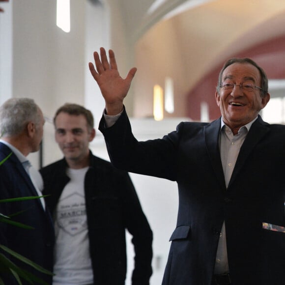 Jean-Pierre Pernaut lors du tournage de l'émission "Votre plus beau marché de France" à Montbrison le 14 juin 2019. © Frédéric Chambert / Panoramic / Bestimage