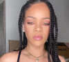 Rihanna montre ses fesses à travers son pyjama troué sur Instagram. Los Angeles, le 28 novembre 2021.  Sexy singer Rihanna flashes her bum for fans on social media. 