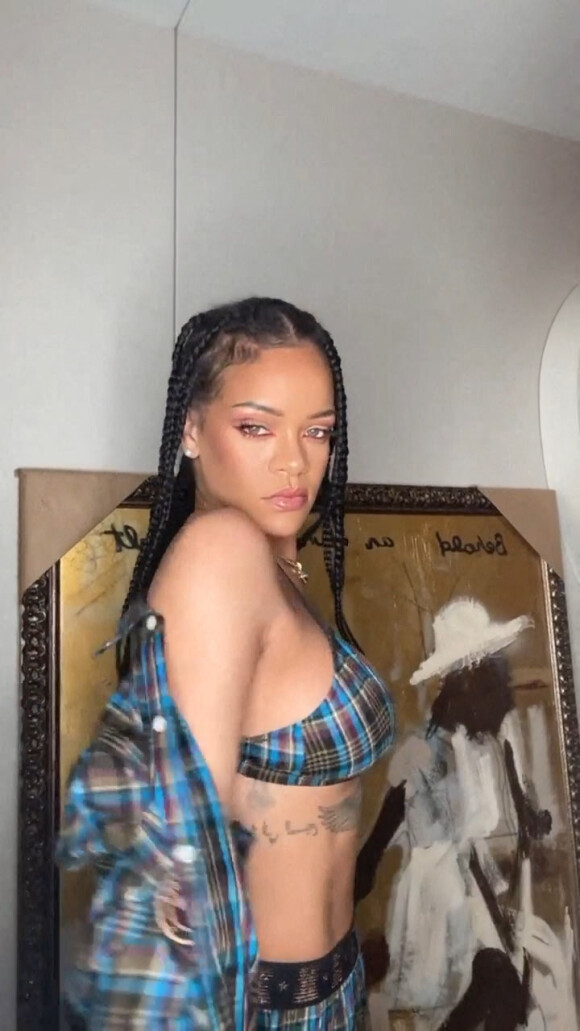 Rihanna montre ses fesses à travers son pyjama troué sur Instagram. Los Angeles, le 28 novembre 2021.  Sexy singer Rihanna flashes her bum for fans on social media. 