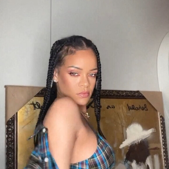 Rihanna montre ses fesses à travers son pyjama troué sur Instagram. Los Angeles, le 28 novembre 2021.  Sexy singer Rihanna flashes her bum for fans on social media. 