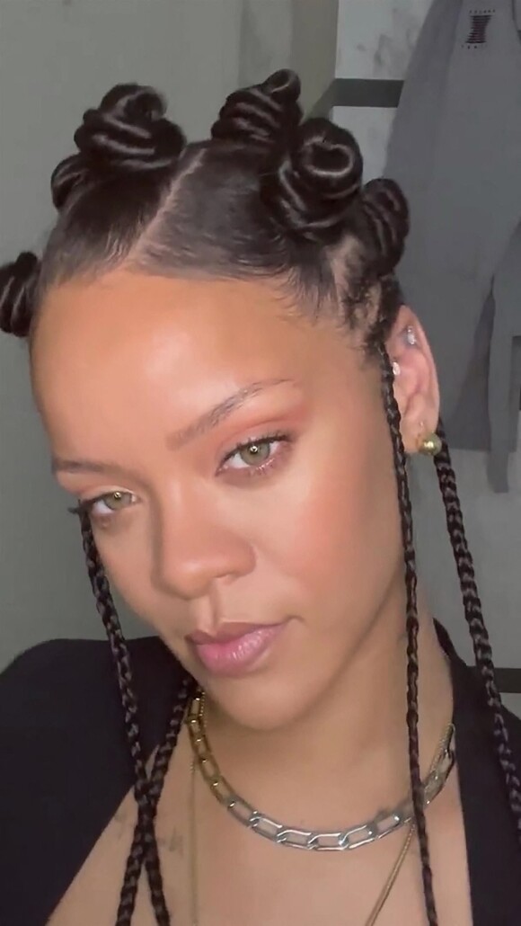 Rihanna donne des conseils beauté avec les produits de sa marque de cosmétiques Fenty dans un tutoriel. Los Angeles. Le 24 novembre 2021.  Rihanna's Peachy Fall - Quick & Easy Makeup Tutorial. Los Angeles. November 24th, 2021. 