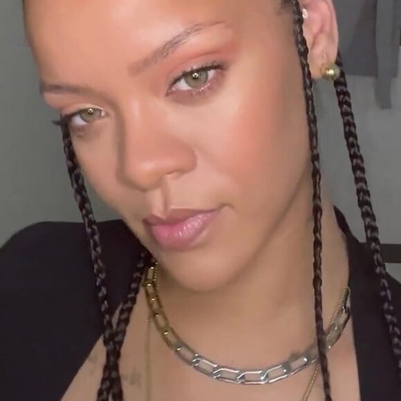 Rihanna donne des conseils beauté avec les produits de sa marque de cosmétiques Fenty dans un tutoriel. Los Angeles. Le 24 novembre 2021.  Rihanna's Peachy Fall - Quick & Easy Makeup Tutorial. Los Angeles. November 24th, 2021. 