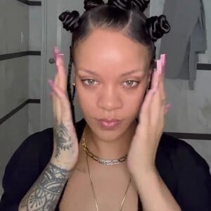 Rihanna donne des conseils beauté avec les produits de sa marque de cosmétiques Fenty dans un tutoriel. Los Angeles. Le 24 novembre 2021.  Rihanna's Peachy Fall - Quick & Easy Makeup Tutorial. Los Angeles. November 24th, 2021. 