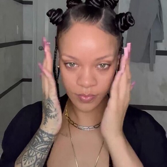 Rihanna donne des conseils beauté avec les produits de sa marque de cosmétiques Fenty dans un tutoriel. Los Angeles. Le 24 novembre 2021.  Rihanna's Peachy Fall - Quick & Easy Makeup Tutorial. Los Angeles. November 24th, 2021. 