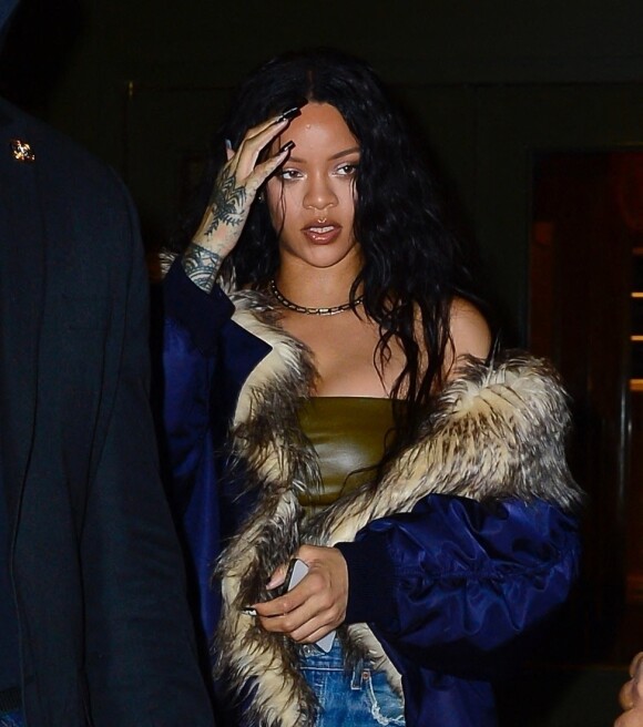Exclusif - Rihanna va dîner à New York avant de s'envoler pour Los Angeles, dans la soirée du 4 novembre 2021.  Exclusive - Rihanna steals the scene rocking a statement coat paired with jeans while out for dinner in NYC before jetting out to Los Angeles. November 4th, 2021. 