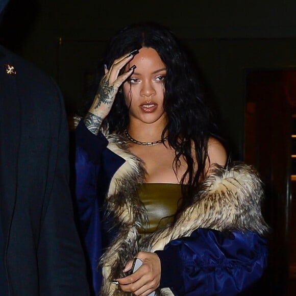 Exclusif - Rihanna va dîner à New York avant de s'envoler pour Los Angeles, dans la soirée du 4 novembre 2021.  Exclusive - Rihanna steals the scene rocking a statement coat paired with jeans while out for dinner in NYC before jetting out to Los Angeles. November 4th, 2021. 