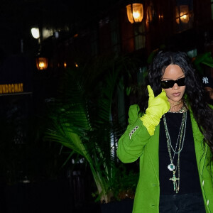 Rihanna a choisi un manteau et des gants verts flashy pour aller dîner à New York le 3 novembre 2021.  New York, NY - Rihanna steps out in another statement jacket for dinner in NYC. Pictured: Rihanna UK Clients - Pictures Containing Children Please Pixelate Face Prior To Publication 