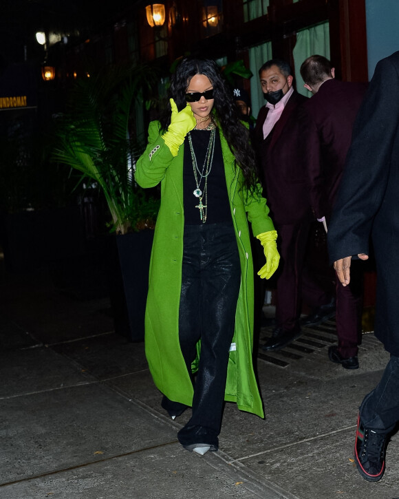 Rihanna a choisi un manteau et des gants verts flashy pour aller dîner à New York le 3 novembre 2021.  New York, NY - Rihanna steps out in another statement jacket for dinner in NYC. Pictured: Rihanna UK Clients - Pictures Containing Children Please Pixelate Face Prior To Publication 